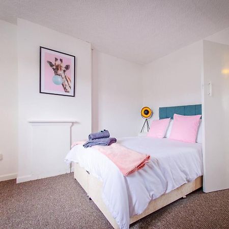 4 Bed - 2 Baths 1 Walk In Shower Lots Of Parking Ipswich Eksteriør billede