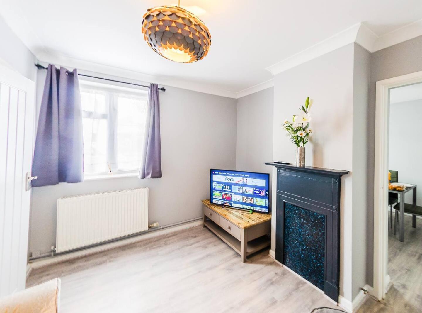 4 Bed - 2 Baths 1 Walk In Shower Lots Of Parking Ipswich Eksteriør billede