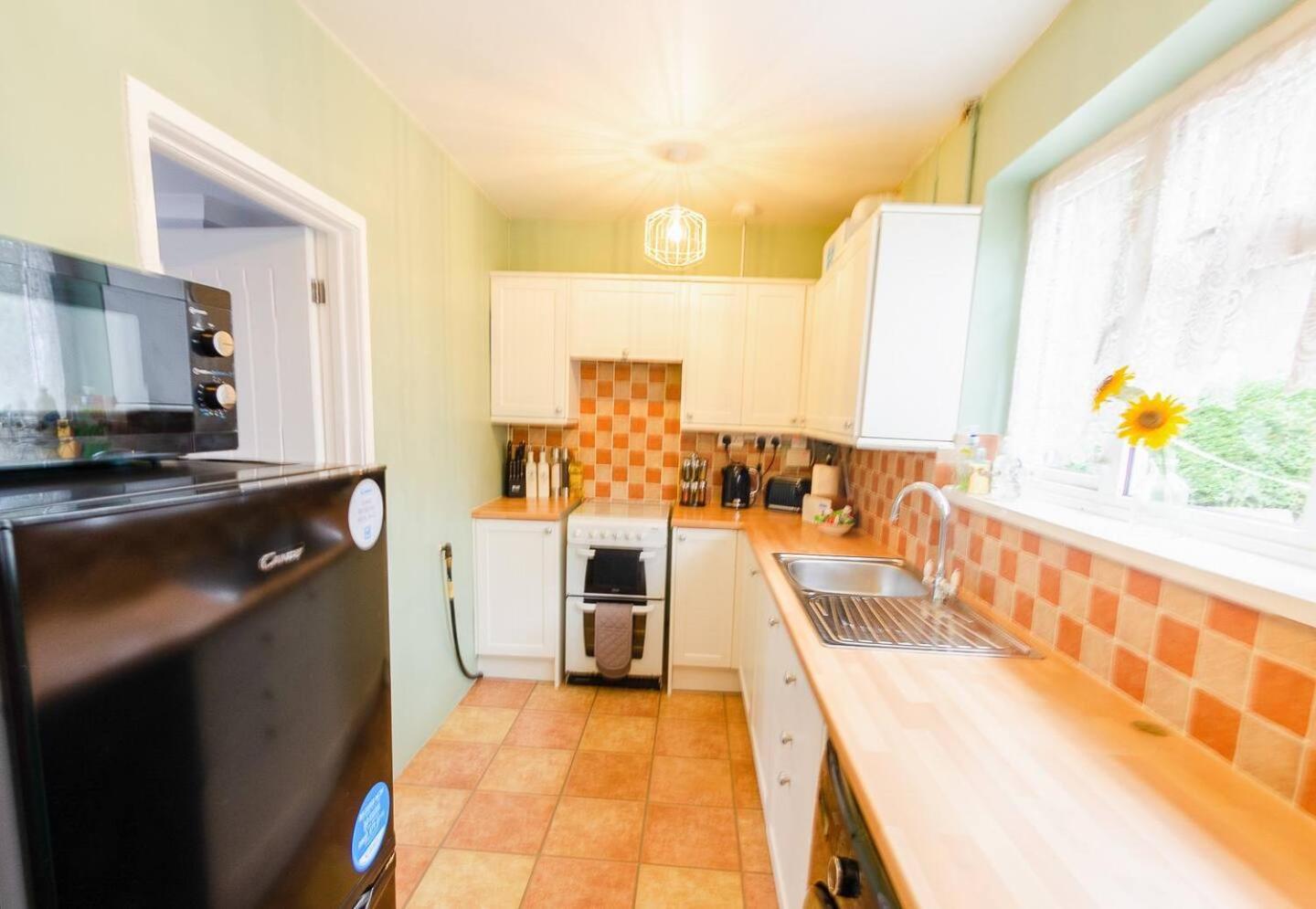 4 Bed - 2 Baths 1 Walk In Shower Lots Of Parking Ipswich Eksteriør billede