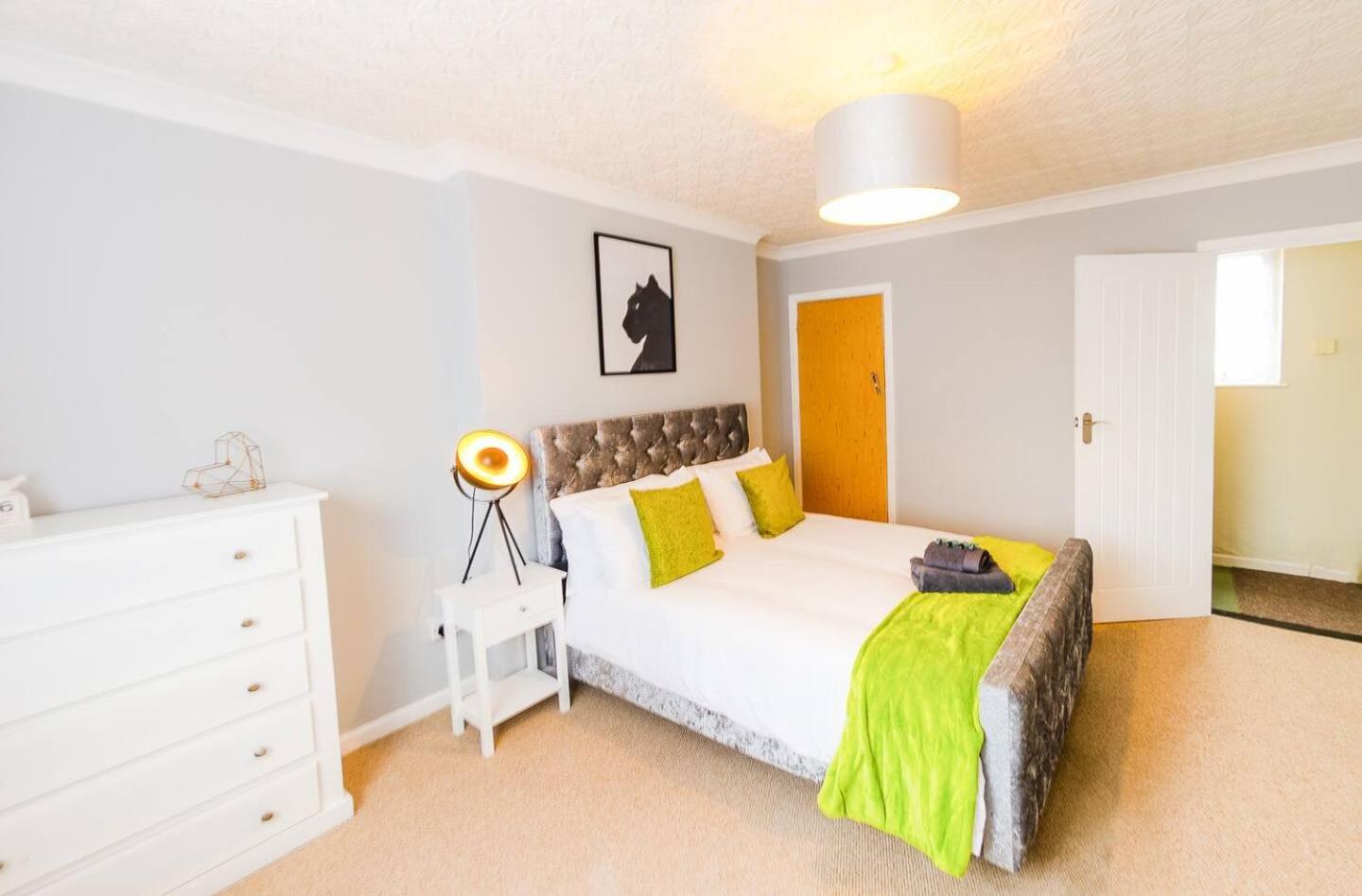 4 Bed - 2 Baths 1 Walk In Shower Lots Of Parking Ipswich Eksteriør billede
